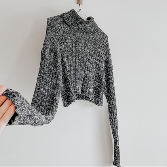 Crop Top Turtleneck Sweater Knit Women’s Small Crop Top Turtleneck Sweater Knit Women’s Small